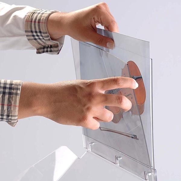 Dekorativer Prospektständer Plus (Hochformat) DIN A4 Postermaß – Bild 9