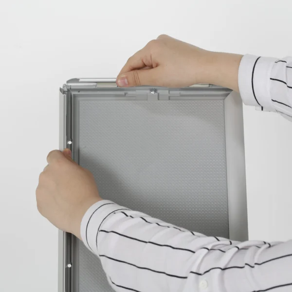 Infoständer Curved DIN A4, Rondo, Silber | DISPLAY SALES