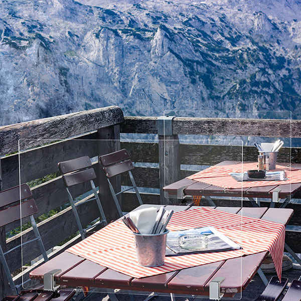 Tischkanten Klemmen im Einsatz zwischen Tische auf einer Berg Terrasse